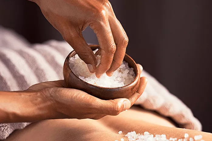 Солевой скраб для кожи тела, головы и лица: зачем нужен?